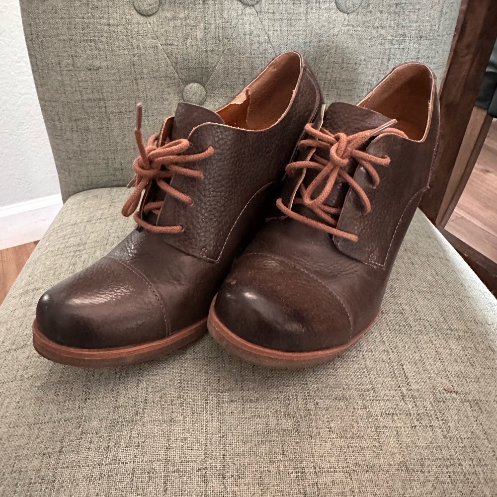 Korks, Brown Leather Lace-Up Oxford Shoes